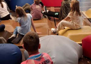 Uczniowie podczas wycieczki do Warszawy.