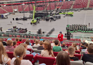 Uczniowie podczas wycieczki do Warszawy.