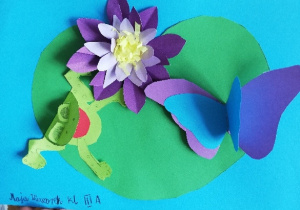 Prace plastyczne wykonane z papieru przedstawiające kolorowe kwiatki, żabki, motylki.