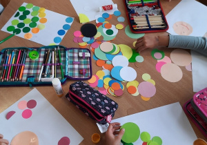 Dzieci wykonują obrazek o dowolnej tematyce z papierowych, kolorowych kółek różnej wielkości metodą płaskiego orgiami.
