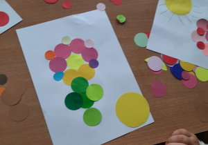 Dzieci wykonują obrazek o dowolnej tematyce z papierowych, kolorowych kółek różnej wielkości metodą płaskiego orgiami.