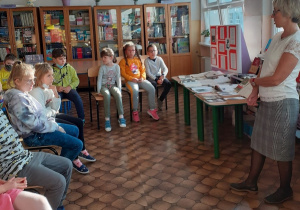 Nauczyciel bibliotekarz zapoznaje uczniów kl. 2 b z działaniami Szarych Szeregów w walce z okupantem podczas II wojny światowej.