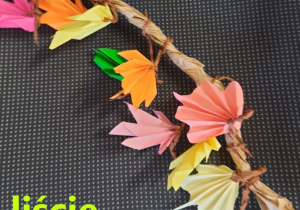 Kolorowe liście – Prace plastyczne – liście wykonane z kolorowych kartek złożonych w harmonijkę i przyczepionych do gałązki wykonanej ze zwiniętego papieru pakowego.