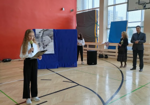 Uczennica prezentująca wiersz związany z nauczaniem Jana Pawła II.
