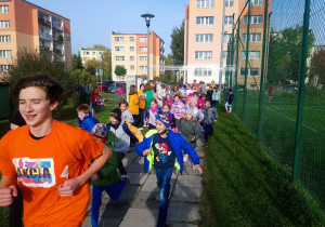 Uczniowie pokonują trasę biegu z wolontariuszem