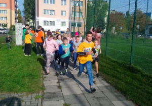 Uczniowie pokonują trasę biegu z wolontariuszem
