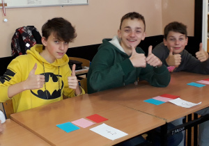 Chłopcy biorący udział w konkursie matematycznym "Jeden z Dziesięciu"