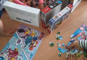 Dzieci układające puzzle.