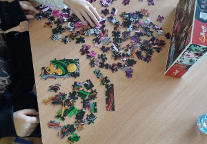Dzieci układające puzzle.
