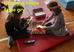 Dziewczynki grające w gry planszowe.
